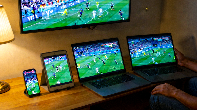 多设备同时流畅播放高清足球比赛直播画面的场景