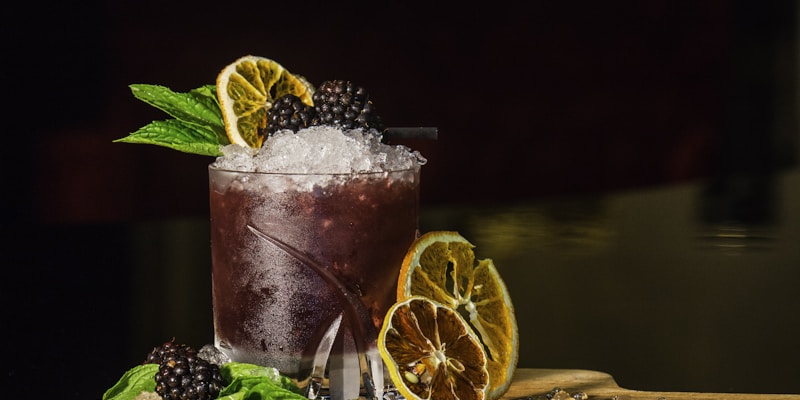 多元化的在线球迷社区成员进行热烈讨论的虚拟场景